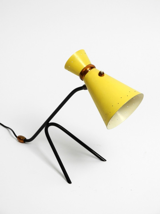 Image 1 of Magnifique grande lampe de table tripode moderne du milieu du siècle avec abat-jour en diabolo jaune et col réglable