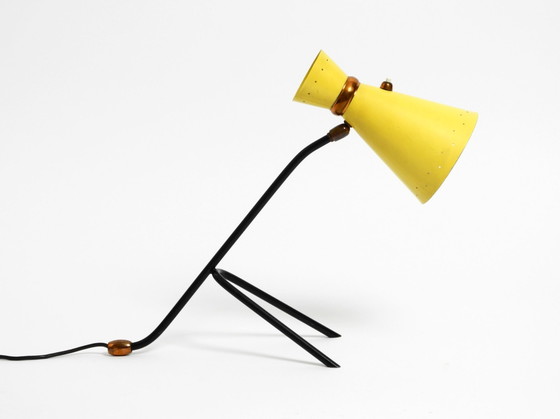 Image 1 of Magnifique grande lampe de table tripode moderne du milieu du siècle avec abat-jour en diabolo jaune et col réglable