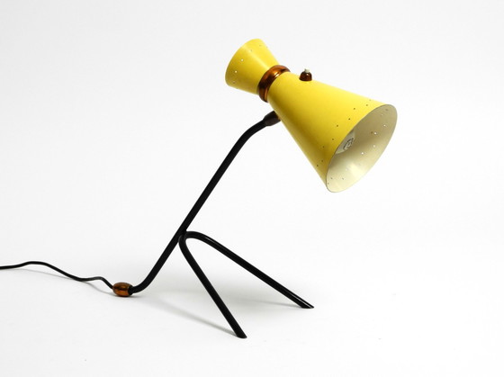 Image 1 of Magnifique grande lampe de table tripode moderne du milieu du siècle avec abat-jour en diabolo jaune et col réglable