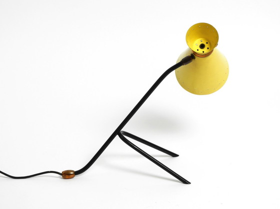 Image 1 of Magnifique grande lampe de table tripode moderne du milieu du siècle avec abat-jour en diabolo jaune et col réglable