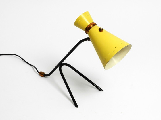 Image 1 of Magnifique grande lampe de table tripode moderne du milieu du siècle avec abat-jour en diabolo jaune et col réglable