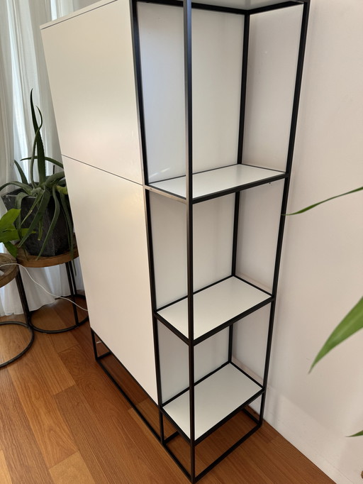 Armoire Interstar en blanc avec cadre noir