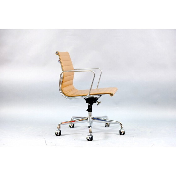 Image 1 of Fauteuil pivotant vintage en aluminium et cuir par Charles et Ray Eames pour Vitra, Allemagne 1959