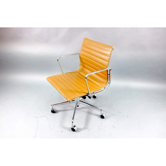Image 1 of Fauteuil pivotant vintage en aluminium et cuir par Charles et Ray Eames pour Vitra, Allemagne 1959