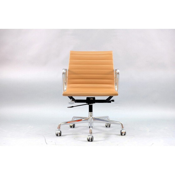 Image 1 of Fauteuil pivotant vintage en aluminium et cuir par Charles et Ray Eames pour Vitra, Allemagne 1959