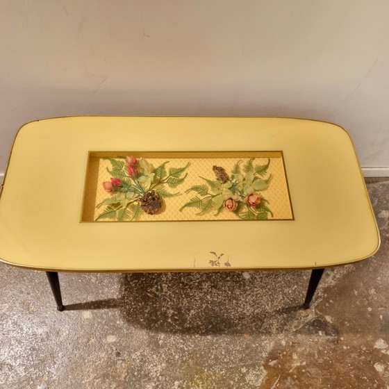 Image 1 of Table basse avec vitrine 50s