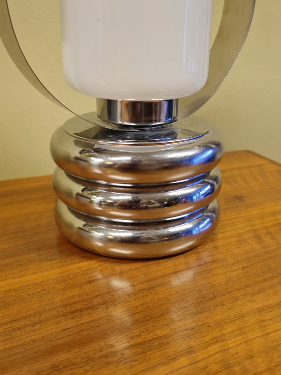 Image 1 of Lampe de table en verre laiteux chromé de l'ère spatiale Lampe de bureau