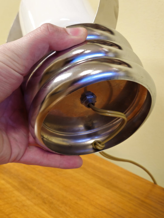 Image 1 of Lampe de table en verre laiteux chromé de l'ère spatiale Lampe de bureau