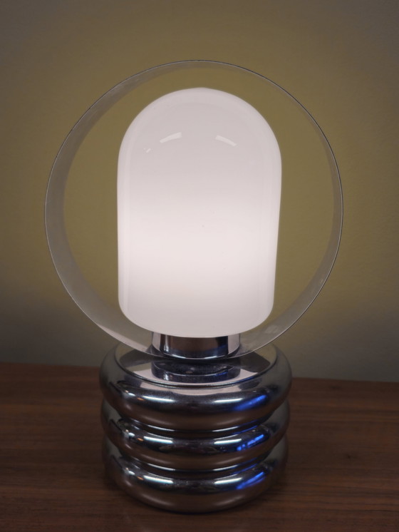 Image 1 of Lampe de table en verre laiteux chromé de l'ère spatiale Lampe de bureau