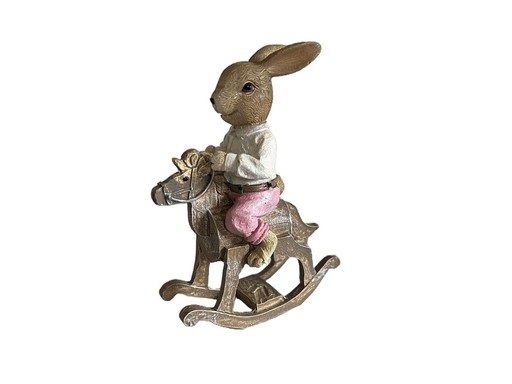 Lapin sur un cheval à bascule