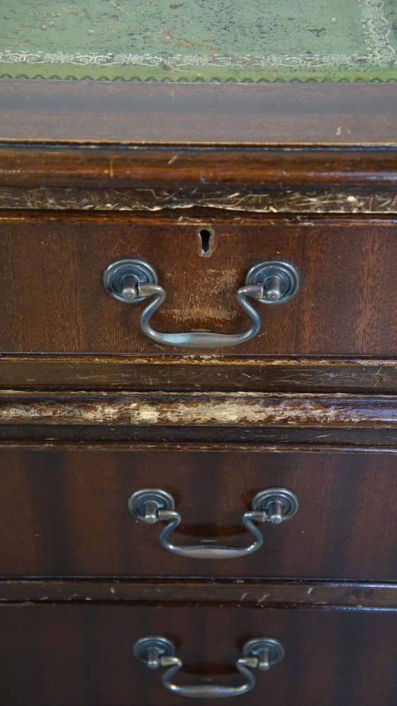 Image 1 of Bureau Chesterfield avec plateau en cuir vert