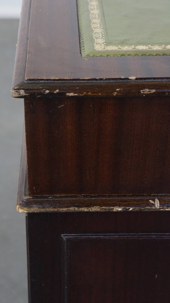 Image 1 of Bureau Chesterfield avec plateau en cuir vert