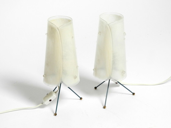 Image 1 of Deux très belles lampes de table tripodes modernes du Mid-Century avec abat-jour en plexiglas blanc