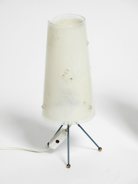 Image 1 of Deux très belles lampes de table tripodes modernes du Mid-Century avec abat-jour en plexiglas blanc