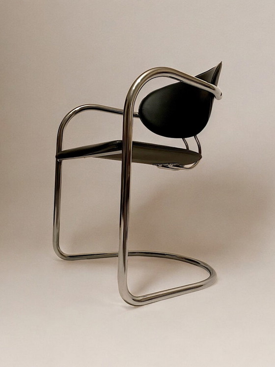 Image 1 of Suite De Huit Chaises Cantilever En Skaï Noir Et Chrome