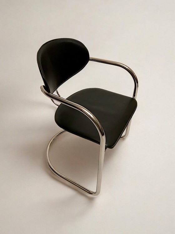 Image 1 of Suite De Huit Chaises Cantilever En Skaï Noir Et Chrome