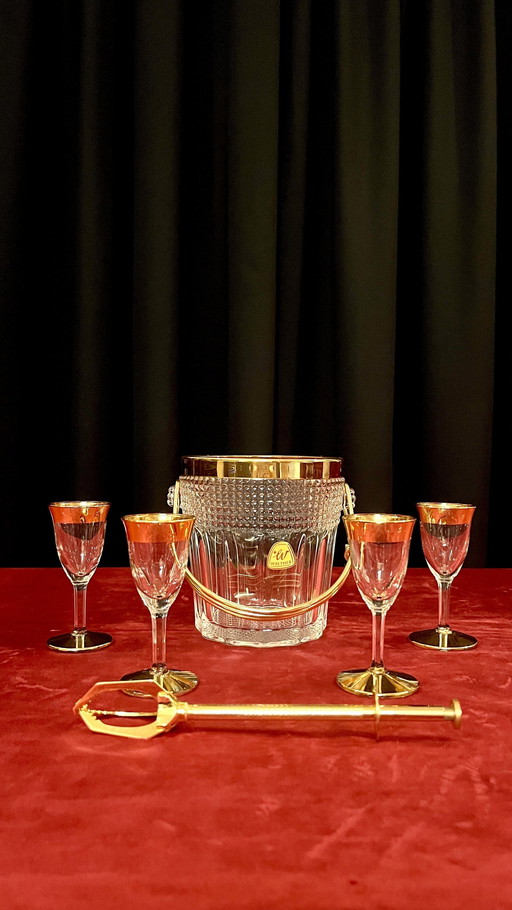 Seau à glace vintage avec verres dorés
