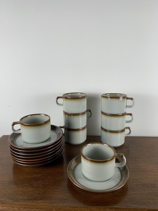 Lot de 8 tasses avec leurs soucoupes de la marque danoise DESIRÉE