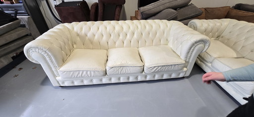 2X Chesterfield blanc 2 personnes et 1 3 personnes