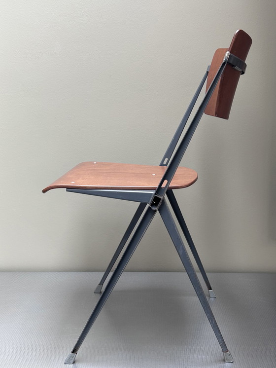 Image 1 of Chaise Pyramide Rietveld Pour Ahrend De Cirkel Hollande