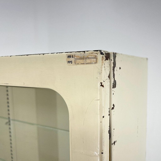 Armoire vintage en métal et verre par Smrečina Oz Pukavec, Tchécoslovaquie années 1950.