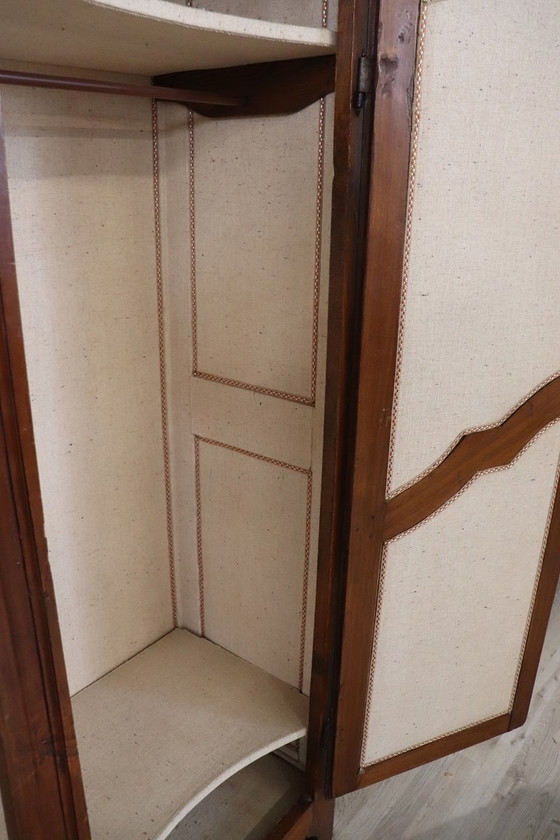 Image 1 of Armoire ancienne en bois de peuplier massif, 18ème siècle