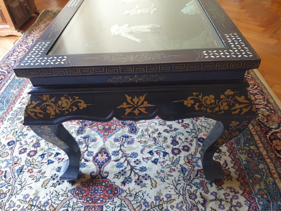Image 1 of Ancienne table de salon chinoise en laque noire