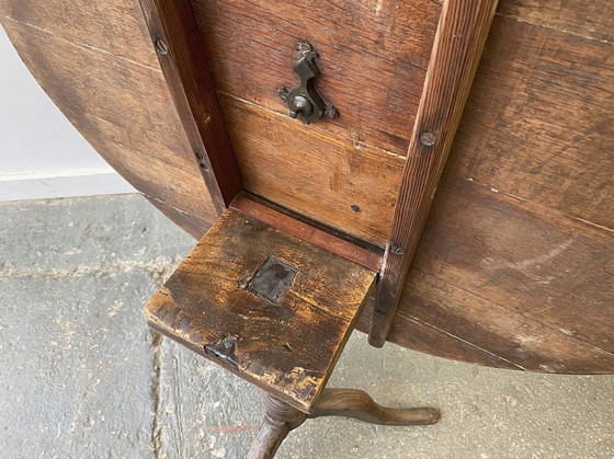 Image 1 of Table ronde à plateau basculant en chêne ancien du XIXe siècle