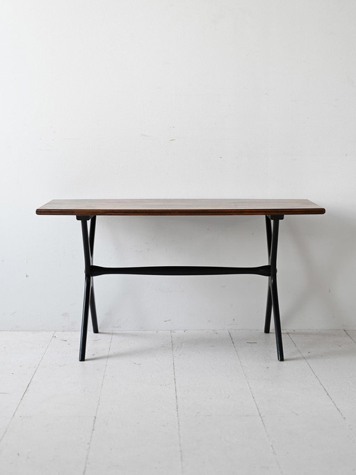 Table basse scandinave avec pieds noirs