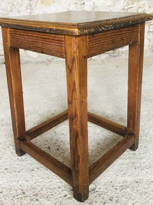 Tabouret vintage en bois avec repose-pieds