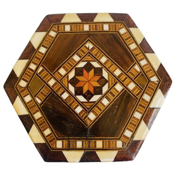 Image 1 of Boîte à bijoux hexagonale en bois incrustation de nacre géométrique Khatam