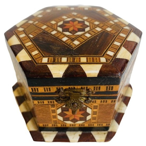 Image 1 of Boîte à bijoux hexagonale en bois incrustation de nacre géométrique Khatam