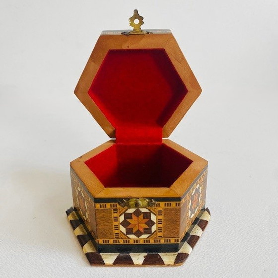 Image 1 of Boîte à bijoux hexagonale en bois incrustation de nacre géométrique Khatam