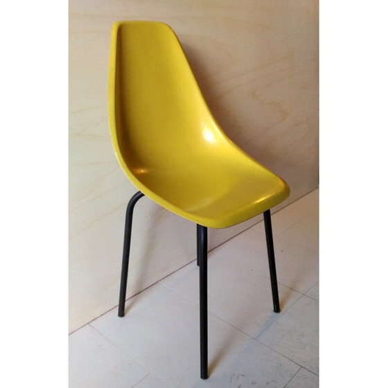 Image 1 of Chaise vintage en fibre de verre jaune d'Alain Richard, 1950