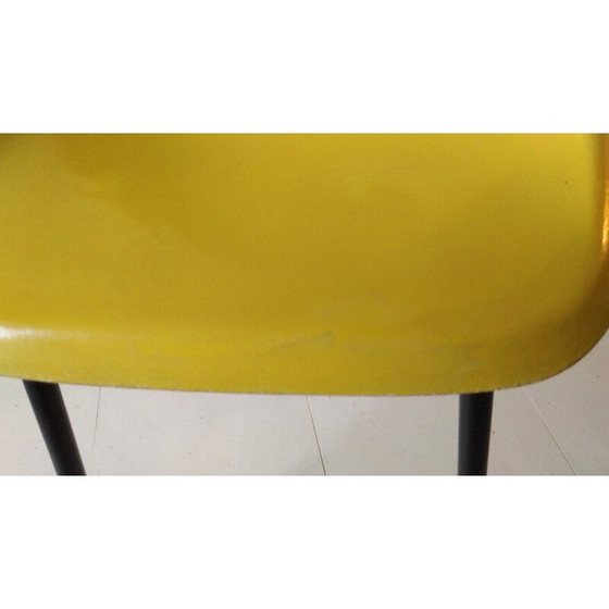 Image 1 of Chaise vintage en fibre de verre jaune d'Alain Richard, 1950
