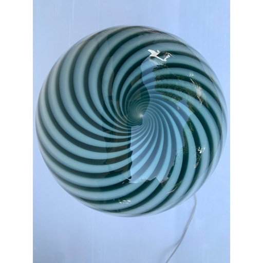 Lampe à poser contemporaine en verre de Murano, sphère vert laiteux et tourbillon