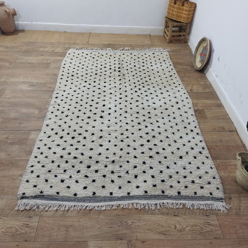 Tapis berbère en laine blanche à motifs noirs