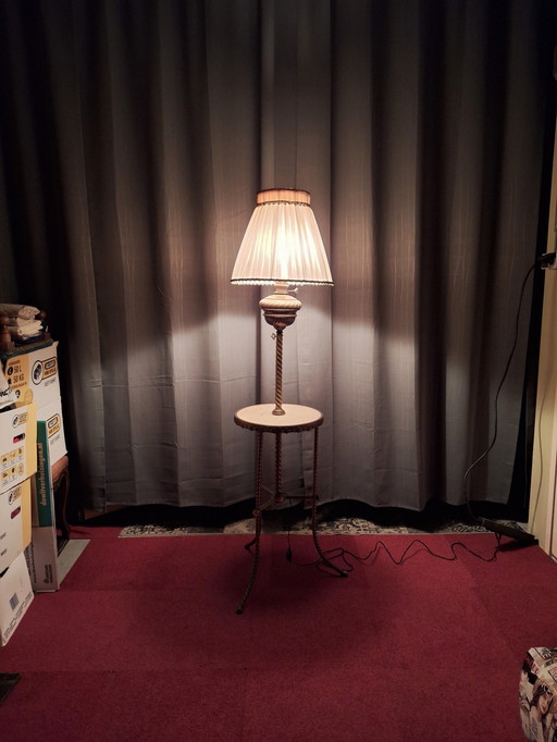 Lampadaire à l'ancienne avec plateau en marbre