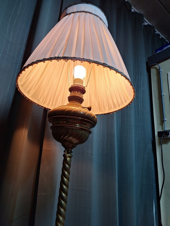 Image 1 of Lampadaire à l'ancienne avec plateau en marbre