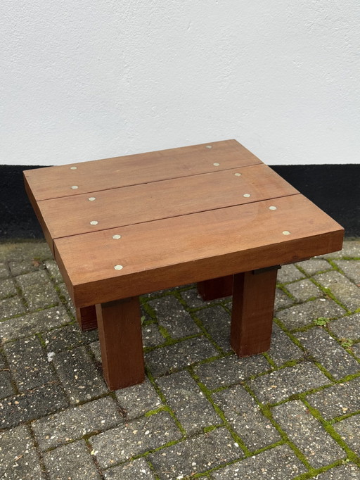 Table basse en bois brutaliste