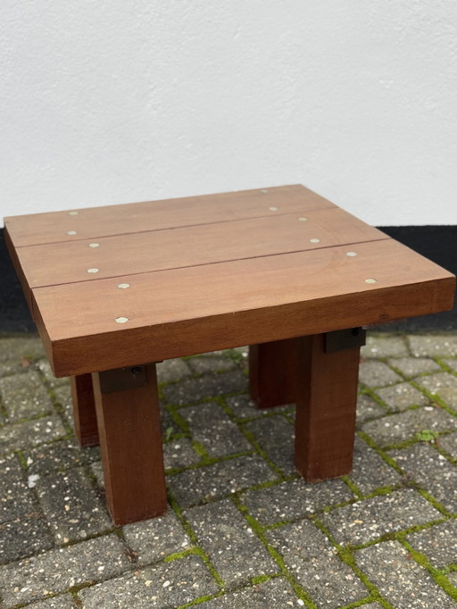 Table basse en bois brutaliste