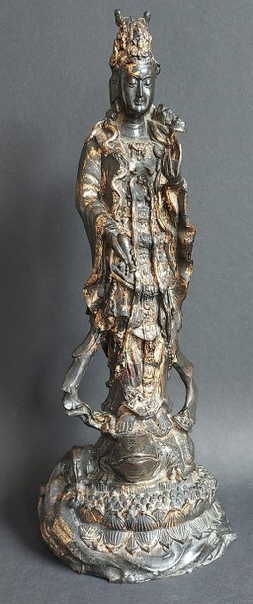 Rare figure en bronze de Guanyin avec laque noire et traces de dorure - Bronze - Chine - 19e siècle