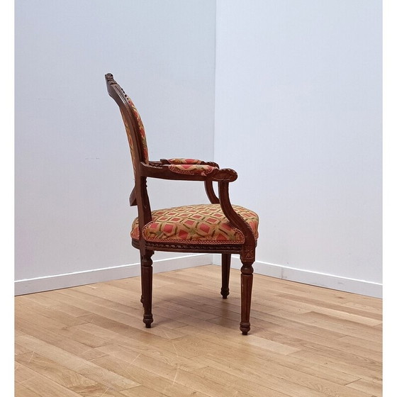 Image 1 of Fauteuil médaillon vintage en bois foncé et sculpté