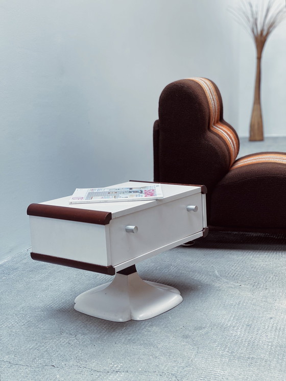 Image 1 of Space Age Table d'appoint avec tiroir et pied pivotant Blanc Marron Années 1960