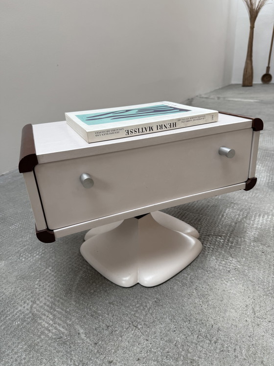 Image 1 of Space Age Table d'appoint avec tiroir et pied pivotant Blanc Marron Années 1960