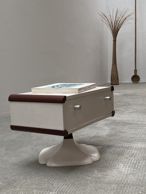 Image 1 of Space Age Table d'appoint avec tiroir et pied pivotant Blanc Marron Années 1960