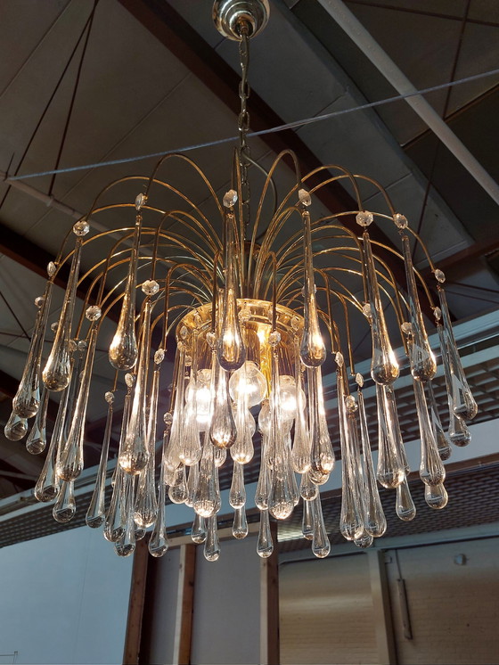 Image 1 of Grand lustre vintage en verre en forme de goutte d'eau en laiton