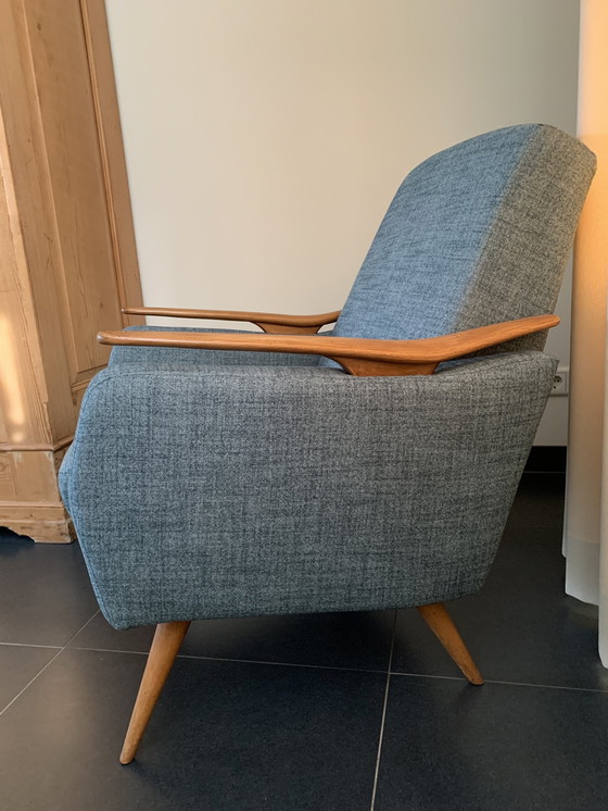 Image 1 of Fauteuil Mid Century entièrement retapissé en tissu gris vert et bois