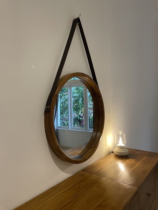 Grand miroir rond du milieu du siècle, en bois avec bandeau en cuir