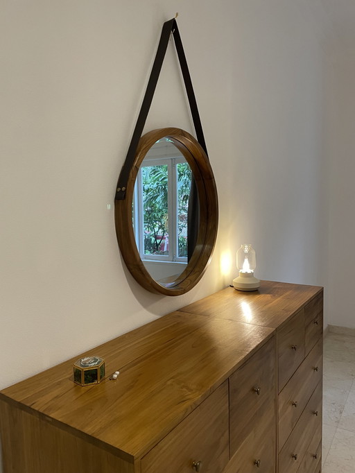 Grand miroir rond du milieu du siècle, en bois avec bandeau en cuir